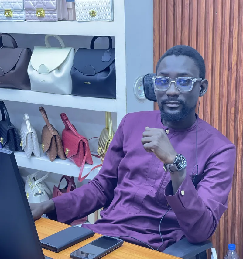 Birima Gueye à son poste en boutique